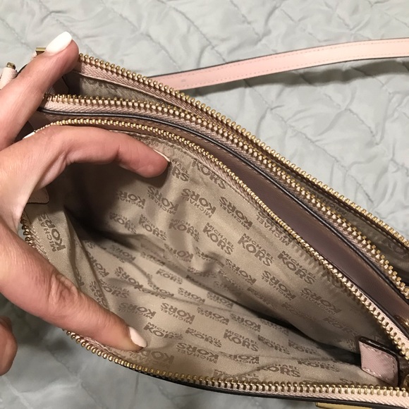 Authentic Michael Kors cross body - Picture 5 of 6